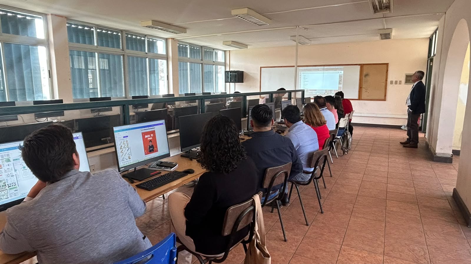 Primera capacitación de Canva para fortalecer la comunicación digital de establecimientos
